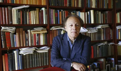 Escritor y académico español Javier Marías en su biblioteca de Madrid. Fotografía: Agencia EFE.