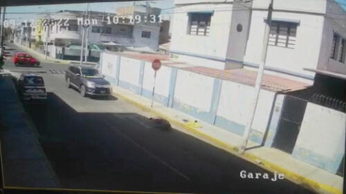 Evidencia. Video registra momento de atropello y como vehículo no para tras ello. Foto: captura/ difusión