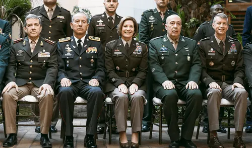 La comandante. La general estadounidense Laura Richardson posa con generales de los ejércitos de varios países de la región. Foto: EFE La comandante. La general estadounidense Laura Richardson posa con generales de los ejércitos de varios países de la región. Foto: EFE