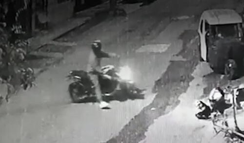 El hecho ocurrió en la calle Pedro de la Gasca, ubicada en el distrito de Comas. Foto: captura América Noticias El hecho ocurrió en la calle Pedro de la Gasca, ubicada en el distrito de Comas. Foto: captura América Noticias