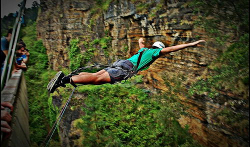 El arnés debe ser de dos tipos: uno deberá estar sujeto a los dos tobillos y el otro tiene que ir alrededor de todo el cuerpo. Foto: Inacal