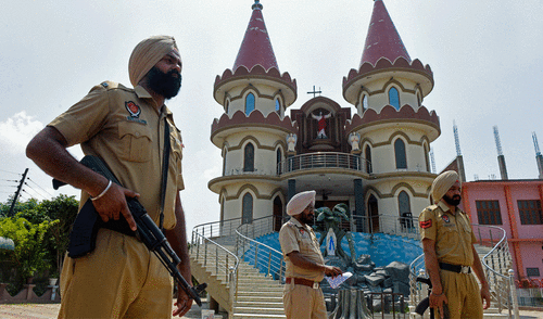 Cientos de personas salieron a las calles el lunes después de que se difundiera la noticia de la muerte del menor. Foto: AFP