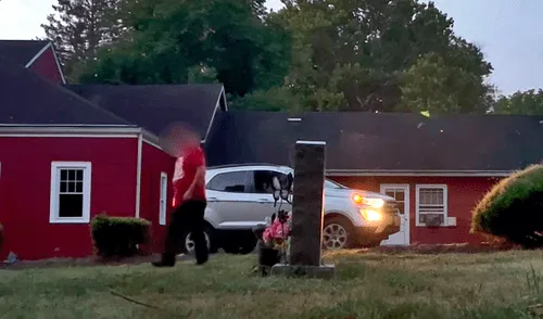 El desagradable suceso se repetía todas las mañanas, y llegó al punto que el hijo de Linda instaló una cámara oculta para descubrir al responsable.