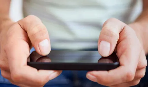 Una buena pantalla, gran autonomía, bastante espacio y suficiente RAM son los puntos que debes tener en cuenta antes de comprar un teléfono. Foto: Xataka