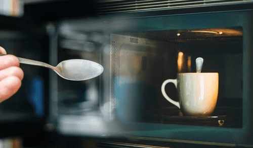 Conoce los motivos por los que algunas empresas recomiendan colocar una cuchara en el microondas cuando calientes un líquido. Foto: composición LR/COPE