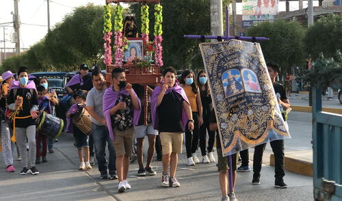 Peregrinos caminan varios kilómetros para visitar la imagen del Señor Cautivo de Ayabaca. Foto: Eder Alzamora.