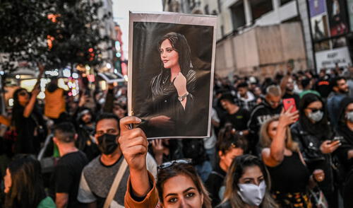 Mártir. Manifestantes con retrato de Mahsa Amini, fallecida tras ser detenida por la Policía. Foto: agencias.