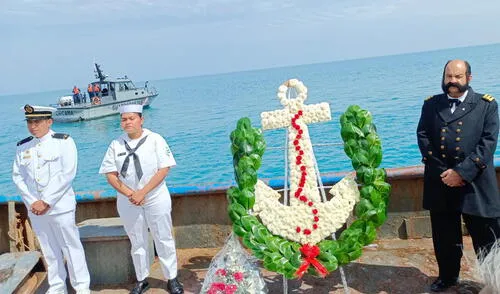 La ceremonia se realizó a bordo de una embarcación y, frente a la costa paiteña, se arrojó al mar 2 ofrendas florales. Foto: Juan Nunura