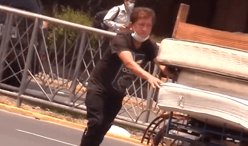 Se dedica al reciclaje y lava autos en la calle, pero paga miles de dólares al contado para comprar exclusivos departamentos y vehículos. Foto: captura de América TV