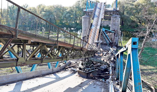 Objetivos civiles. Un puente sobre el río Siversky, en la región del Donets, fue destruido por los bombardeos de este fin de semana. Foto: EFE