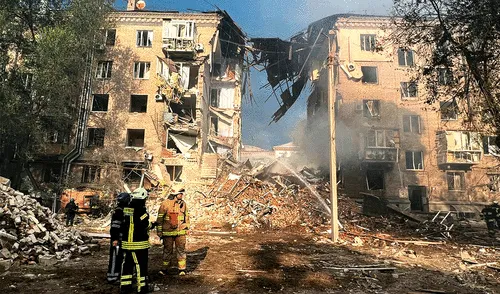 Agentes de Policía, forenses e investigadores están trabajando sobre el terreno ucraniano para determinar y registrar las consecuencias de los bombardeos rusos. Foto: AFP Agentes de Policía, forenses e investigadores están trabajando sobre el terreno ucraniano para determinar y registrar las consecuencias de los bombardeos rusos. Foto: AFP