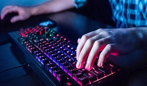 Muchos teclados mecánicos son retroiluminados. Foto: TecMundo Muchos teclados mecánicos son retroiluminados. Foto: TecMundo