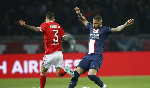 Ramos y Grimaldo en un lucha por el balón durante el primer tiempo. Foto: EFE