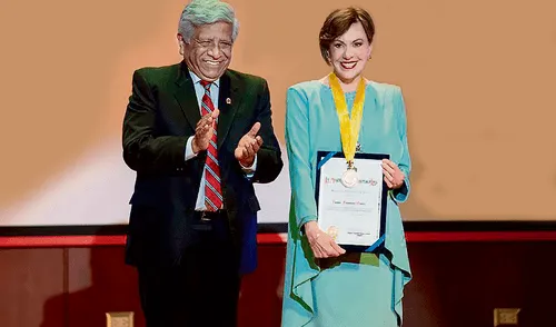 Premio. El alcalde Miguel Romero reconoce la labor realizada por Yvonne Frayssinet. Foto: difusión Premio. El alcalde Miguel Romero reconoce la labor realizada por Yvonne Frayssinet. Foto: difusión