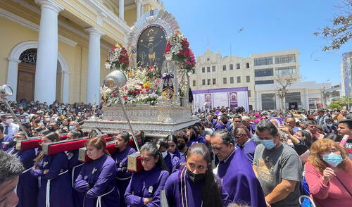 Ellas cargaron por aproximadamente 40 minutos al Cristo Morado en sus hombros. Foto: Rosa Quincho/URPI-LR