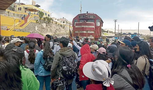 Fuerza. Estudiantes fueron desalojados de la vía por la Policía con bombas lacrimógenas.
