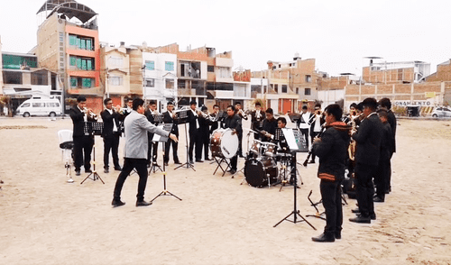Estudiantes ofrecieron un concierto musical en terreno donde se edificaría su propia sede. Foto: captura de vídeo/TVI Noticias.