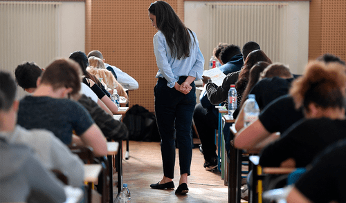 Con el objetivo de evitar una futura tragedia, los directivos tomaron la decisión de revisar las mochilas de los estudiantes antes de ingresar al colegio. Foto: AFP
