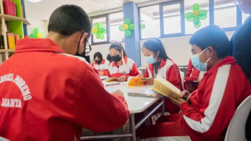 Escolares en plena sesión de lectura en una de las bibliotecas creadas por el proyecto "Biblioblock". Foto. Difusión. Escolares en plena sesión de lectura en una de las bibliotecas creadas por el proyecto "Biblioblock". Foto. Difusión.