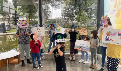 Los niños han elaborado sus propias máscaras inspiradas en personajes de cuentos y leyendas peruanas. Foto: Difusión.