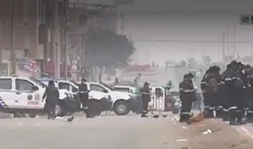 Las autoridades no permiten que los comerciantes vendan sus productos en la vía auxiliar de la avenida José Carlos Mariátegui. Foto: captura América Noticias Las autoridades no permiten que los comerciantes vendan sus productos en la vía auxiliar de la avenida José Carlos Mariátegui. Foto: captura América Noticias