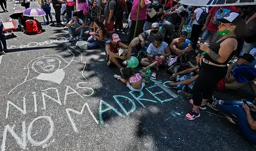 En Argentina hay grupos provida que obstaculizan el acceso al aborto pese a que es legal. Foto: AFP niñas no madres