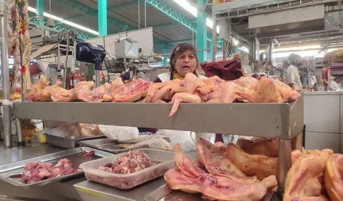 Desabastecimiento. La carne de pollo faltará en las mesas populares debido a los bloqueos de las carreteras. Los insumos no llegan de Bolivia. Foto: La República larepublica.pe