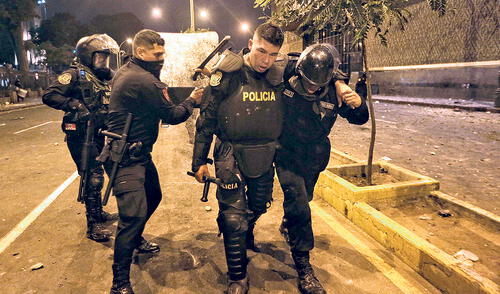 Saldo lamentable. Más de tres cuartas partes de los efectivos heridos recibió una andanada de pedradas y otros objetos contundentes en el cruce de las avenidas Nicolás de Piérola y Abancay. Foto: EFE larepublica.pe