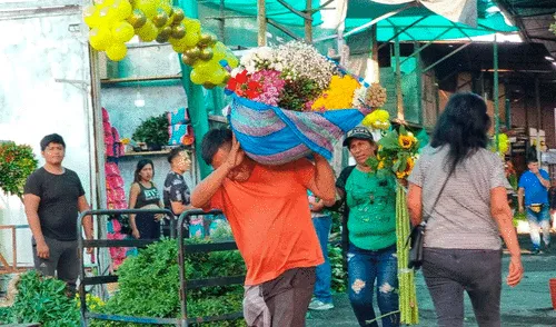 ¡Vuelven a trabajar! Reabren mercado de flores Santa Rosa tras realizarse limpieza y mantenimiento tras incendio. Foto: Créditos: Jessica Merino / URPI-LR ¡Vuelven a trabajar! Reabren mercado de flores Santa Rosa tras realizarse limpieza y mantenimiento tras incendio. Foto: Créditos: Jessica Merino / URPI-LR
