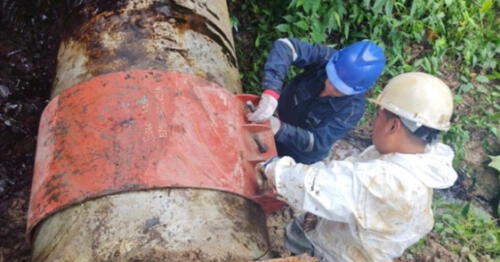 Los trabajadores colocaron una grapa empernada para contener la fuga del hidrocarburo. Foto: Petroperú larepublica.pe