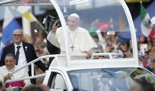 El papa Francisco saluda desde el papamóvil