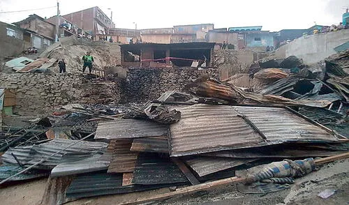 Escombros. El drama que vive la familia es indescriptible por la muerte de tres niños. Foto: Grace Mora / URPI - La República larepublica.pe