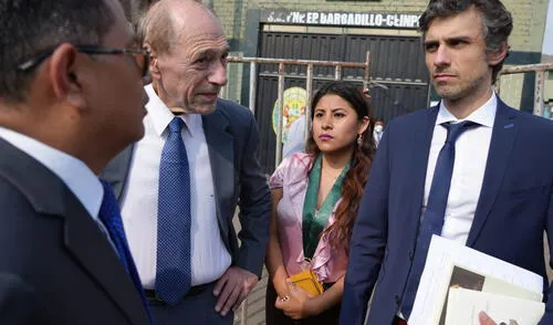 En Barbadillo. Abogado Croxatto y Zafaroni en su intento de visitar a Pedro Castillo. Foto: Julio Zamarrón. Croxatto.