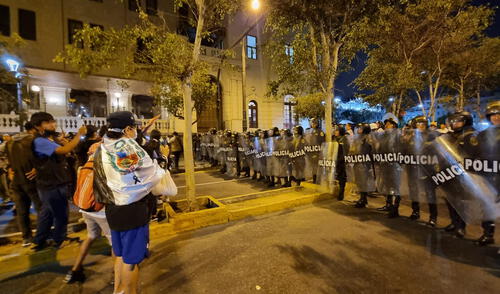 Manifestantes se congregan en plaza San Martín