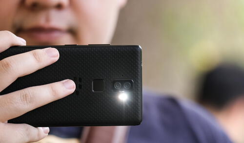 Hay varios motivos que explican por qué la linterna de tu smartphone falla. Foto: Andro4all larepublica.pe