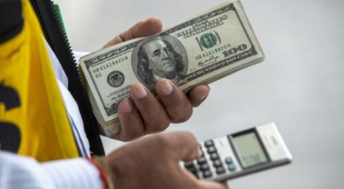 En el mercado paralelo, específicamente el Jirón de la Unión, el dólar está en S/3,81 la compra y S/3,94 la venta.