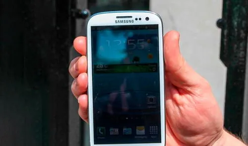 Así suele ponerse una pantalla de smartphone bajo el sol