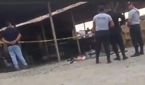 Policía acordonó la zona de los crímenes para recoger huellas. Foto: captura Chimbote Noticias Policía acordonó la zona de los crímenes para recoger huellas.