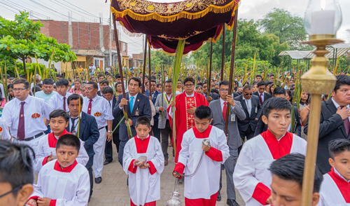 Tras la bendición de las "palmas" miles de fieles católicos acompañaron recorrido. Foto: La República