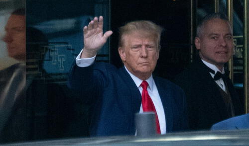 Donald Trump declaró antes de entregarse a la justicia. Foto: AFP larepublica.pe