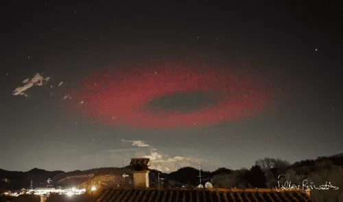 Un fotógrafo logró captar el misterioso 'anillo rojo' que apareció sobre Italia el 27 de marzo. Foto: Valter Binotto Un fotógrafo logró captar el misterioso 'anillo rojo' sobre Italia. Foto: Valter Binotto