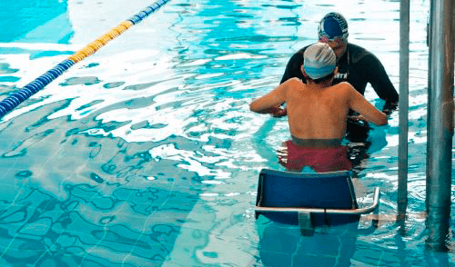 La piscina cuenta con barandas de seguridad, silla hidráulica con elevador y más. Foto: Andina San Martin de Porres