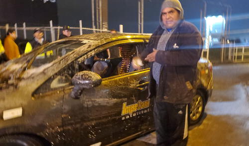 Taxista agradeció a las personas que lo ayudaron a salir del aniego. Foto: Leonela Aquino/La República Taxista agradeció a las personas que lo ayudaron a salir del aniego.