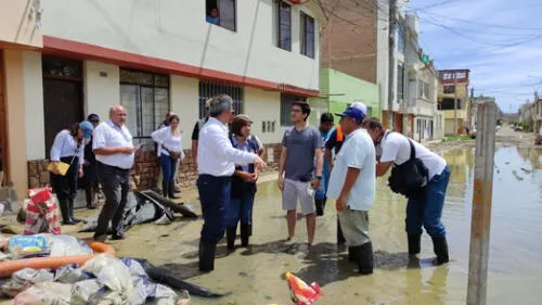 Autoridades verificaron que vecinos de Los Mochicas viven en medio de desagües. Foto: La República