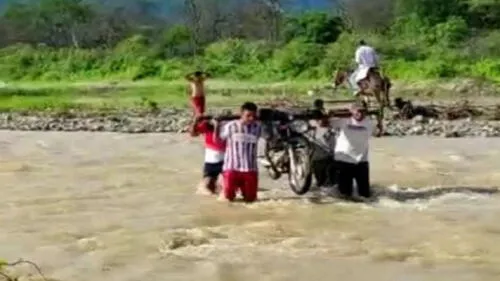 Pobladores arriesgan sus vidas y cruzar caudalosa quebrada. Foto: Diario La Hechicera Pobladores cruzan caudalosa quebrada.