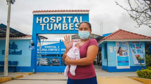 Mujer de 35 años bautizó a la pequeña como Milagros. Foto: Essalud Tumbes Salvan la vida a menor prematura en Tumbes