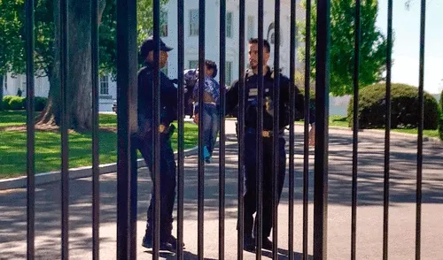 El acceso a la Casa Blanca estuvo restringido cuando retiraron al menor. Foto: Infobae Servicio Secreto intercepta a un niño de 2 años tras atravesar la valla que rodea la Casa Blanca