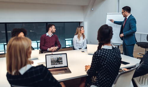 Mario Gutiérrez, rector de la UCAL, recomienda tres carreras para el futuro del mercado laboral. Foto: Shutterstock ¿Cuáles son las tres carreras profesionales con mayor potencial para ser empleables en el futuro?