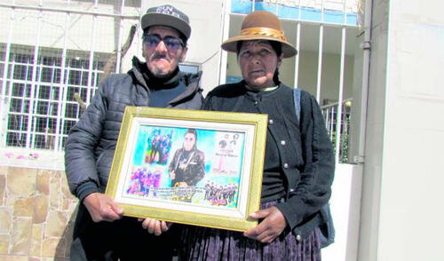 Dolor. El joven artista Cristian Mamani Hancco en el cuadro sostenido por sus padres Isabel y Hugo. Fue asesinado en Juliaca. Foto: difusión D