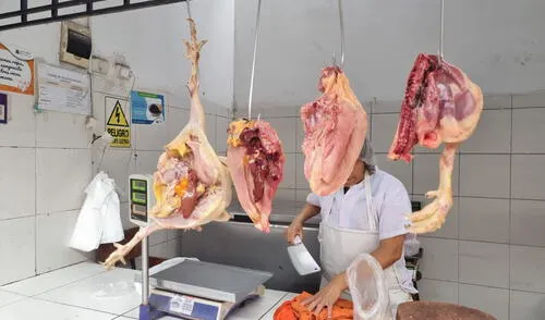 Este viernes se comercializaron 1.829 toneladas de pollo en Lima. Foto: Pamela Advíncula/La República Precio del pollo aún se estabiliza en cerca de los S/12 en mercados de Lima